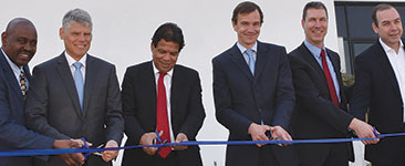 Cutting the ribbon marking the official inauguration of the Rexroth HUBB.